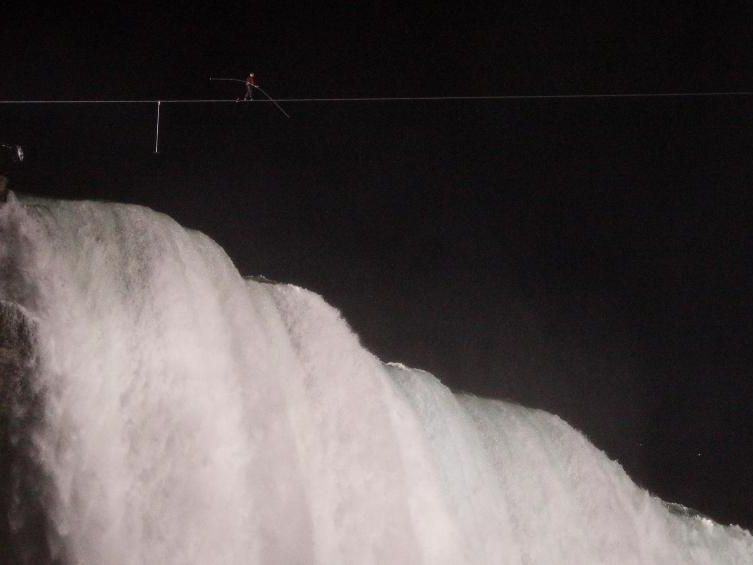 33-jährigem Akrobaten Nik Wallenda gelang Lebenstraum. 33-jährigem Akrobaten Nik Wallenda gelang Lebenstraum.