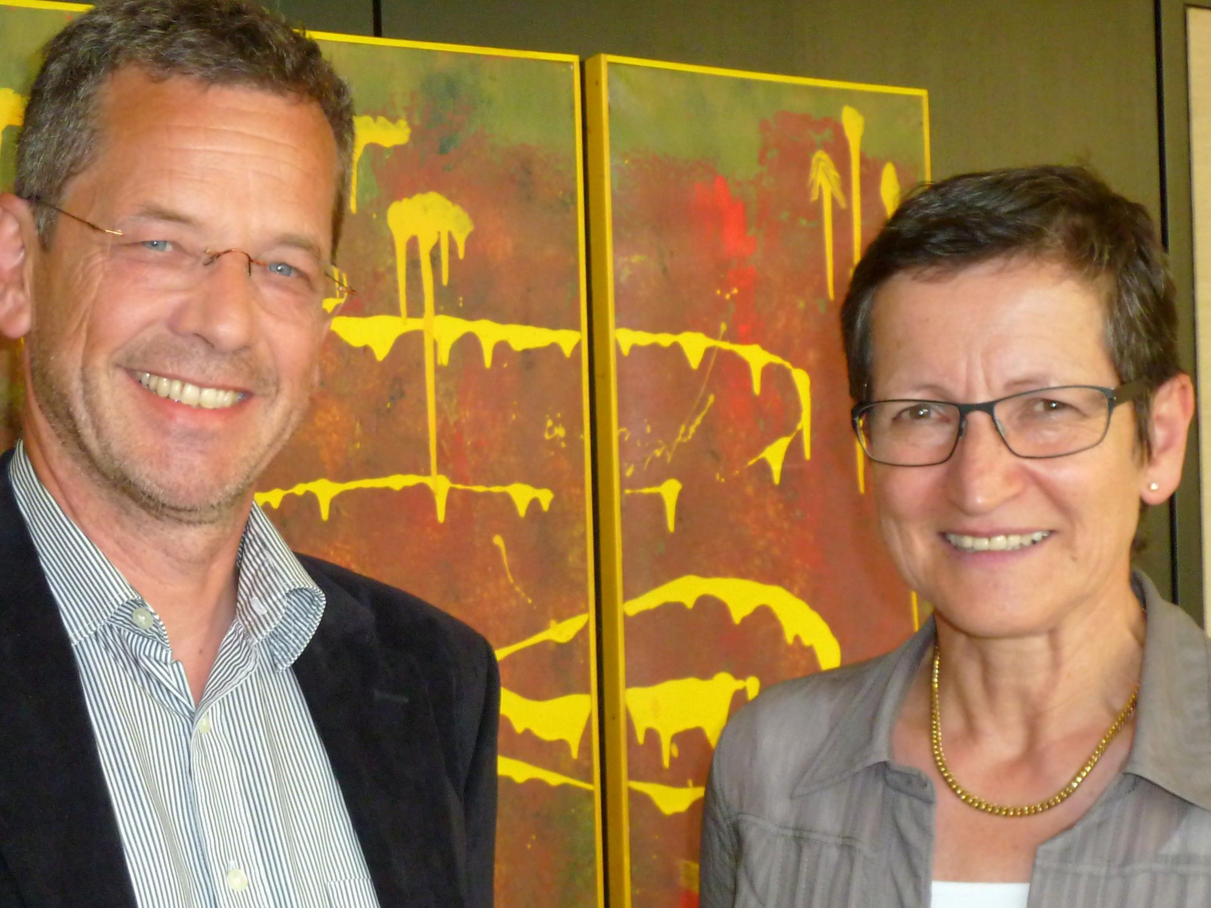 Landesrätin Schmid mit dem künftigen Geschäftsführer des Kompetenzzentrums für Kinderschutzfragen, Werner Grabher.