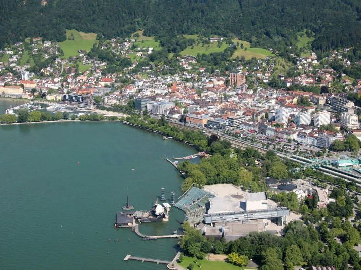 Von oben noch viel schöner: Bregenzer Bucht mit Seebühne, Zeppelin-Start in Richtung Bodensee und der Blick über die Insel Lindau in Richtung Rhein und Schweizer Berge. Von oben noch viel schöner: Bregenzer Bucht mit Seebühne, Zeppelin-Start in Richtung Bodensee und der Blick über die Insel Lindau in Richtung Rhein und Schweizer Berge.