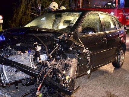 Schwerer Verkehrsunfall mit zwei Fahrzeugen im Bezirk Neunkirchen