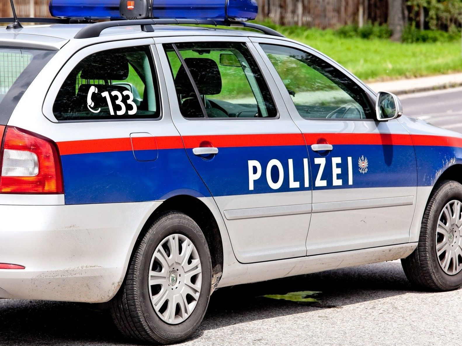 Betrunkener Autolenker fuhr Polizeiauto an. Betrunkener Autolenker fuhr Polizeiauto an.