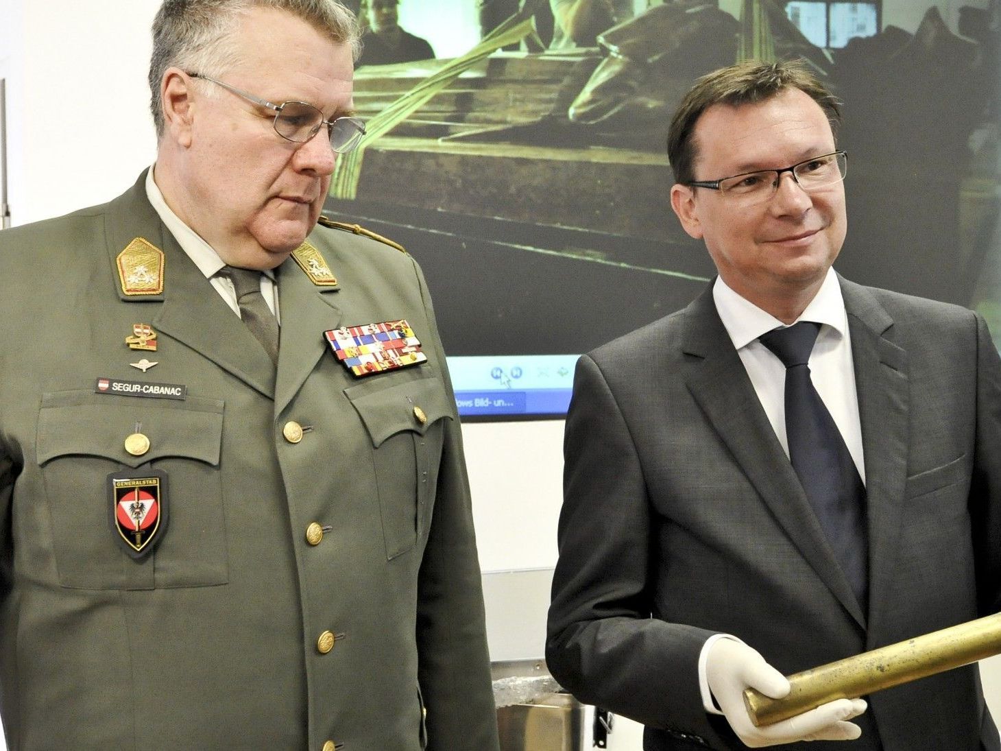 Norbert Darabos präsentiert die Ergebnisse der Untersuchung am Heldendenkmal. Norbert Darabos präsentiert die Ergebnisse der Untersuchung am Heldendenkmal.