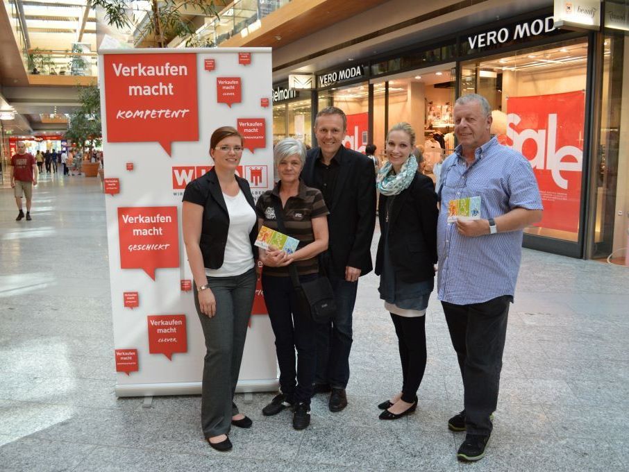 v.l.n.r.: Maria Seidel, WKV Sparte Handel, Gewinnerin Angelika Hartmann, Zimbapark-Geschäftsführer Walter Simma und Marketing-Lady Bettina Kaljo, Gewinner Walter Lisch. v.l.n.r.: Maria Seidel, WKV Sparte Handel, Gewinnerin Angelika Hartmann, Zimbapark-Geschäftsführer Walter Simma und Marketing-Lady Bettina Kaljo, Gewinner Walter Lisch.