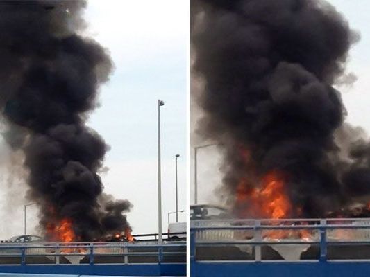 Auf der A23 fing ein Klein-Lkw Feuer - unser Leserreporter war vor Ort Auf der A23 fing ein Klein-Lkw Feuer - unser Leserreporter war vor Ort