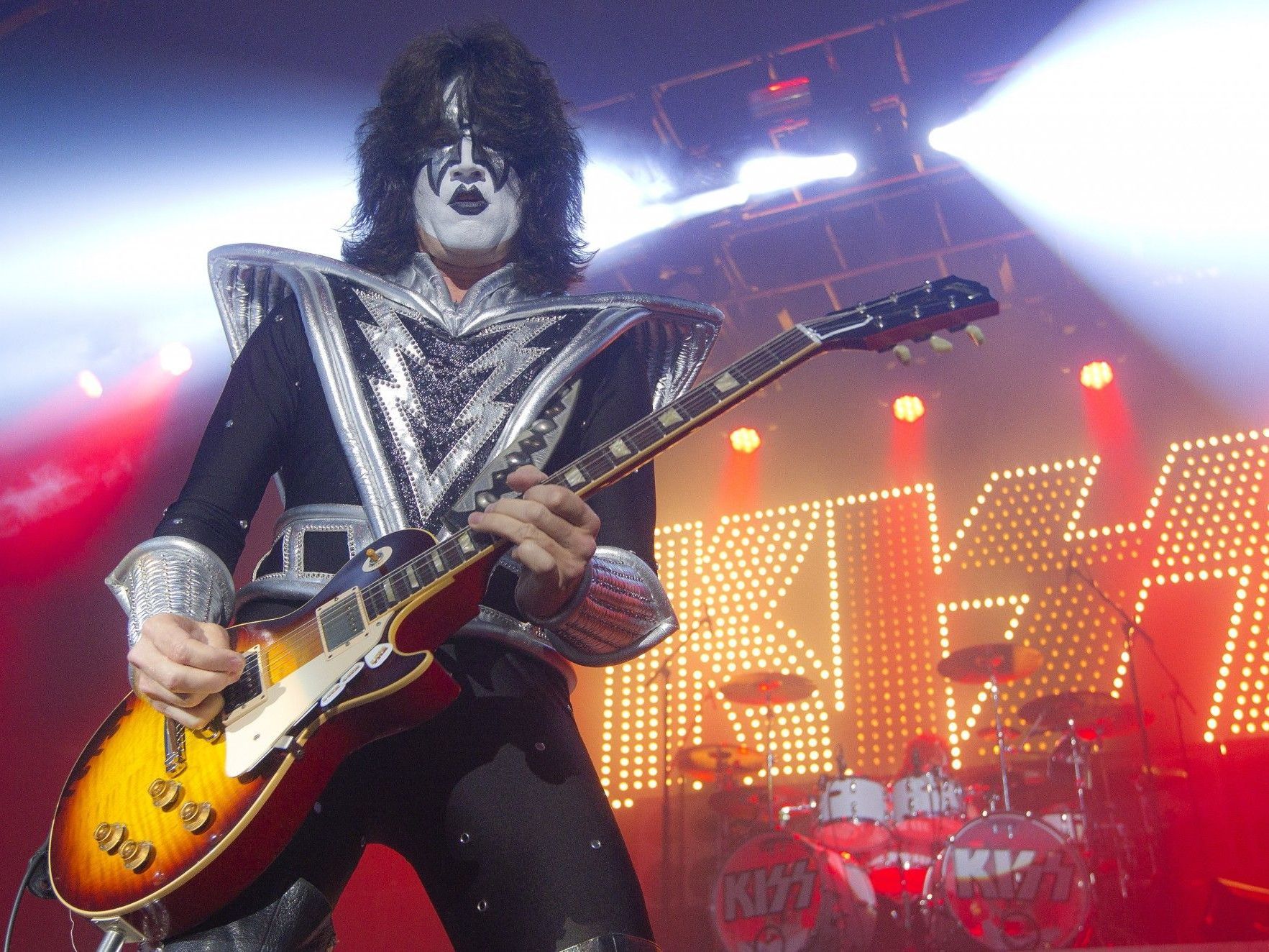 US-Maskenrocker spielten feurig-heißes Benefiz-Konzert und brachten ein "Monster" an Buch mit. US-Maskenrocker spielten feurig-heißes Benefiz-Konzert und brachten ein "Monster" an Buch mit.