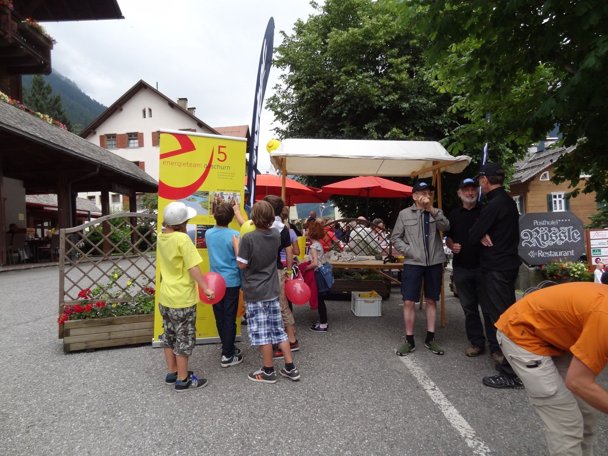 Beim e5-Infostand bei der Silvretta Classic Rallye. Beim e5-Infostand bei der Silvretta Classic Rallye.