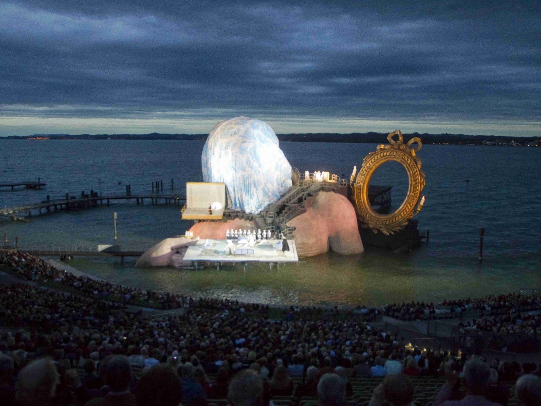 Start mit Wetterglück: Die Premiere am See konnte gestern Abend stattfinden. Start mit Wetterglück: Die Premiere am See konnte gestern Abend stattfinden.