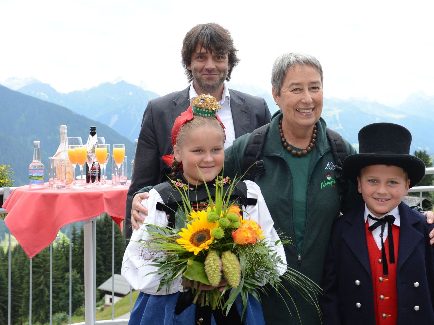 Bundespräsidentengattin Margit Fischer mit Bürgermeister Thomas Zudrell und Trachtenkindern aus dem Silbertal. Bundespräsidentengattin Margit Fischer mit Bürgermeister Thomas Zudrell und Trachtenkindern aus dem Silbertal.