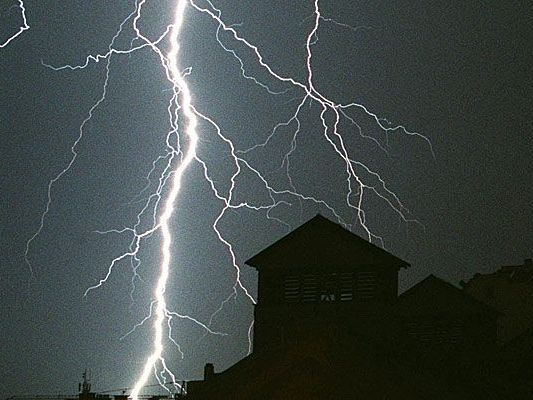 Bei einem Gewitter wurde ein Jogger in Traiskirchen tödlich vom Blitz getroffen Bei einem Gewitter wurde ein Jogger in Traiskirchen tödlich vom Blitz getroffen
