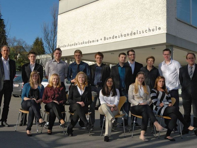 Die Maturanten des Kaufmännischen Kolleg der HAK Bregenz Die Maturanten des Kaufmännischen Kolleg der HAK Bregenz