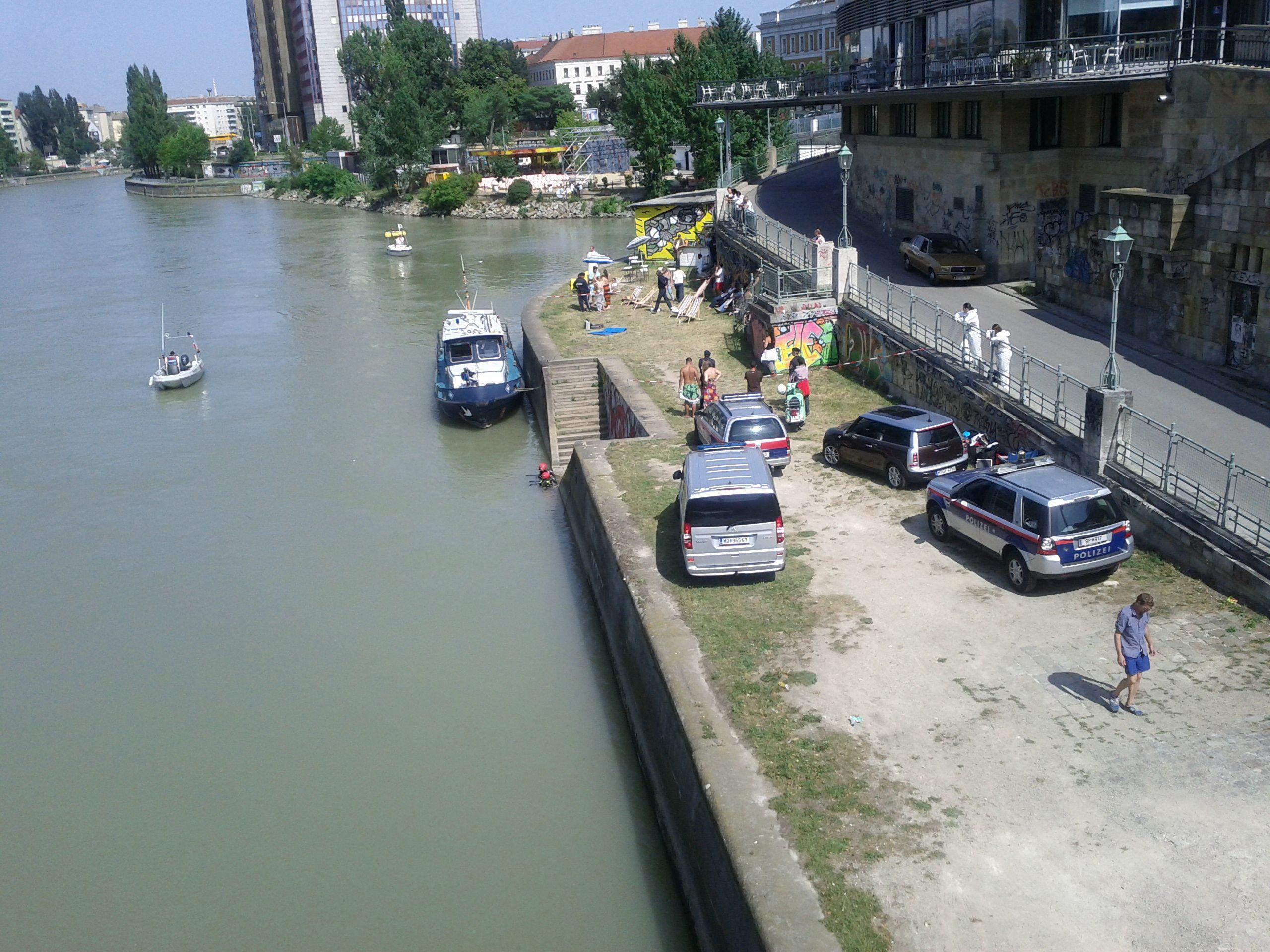Geheimnisvoller Einsatz am Donaukanal: Deutlich zu sehen die Spurensicherung (rechts) und die Taucher (linksim Wasser)