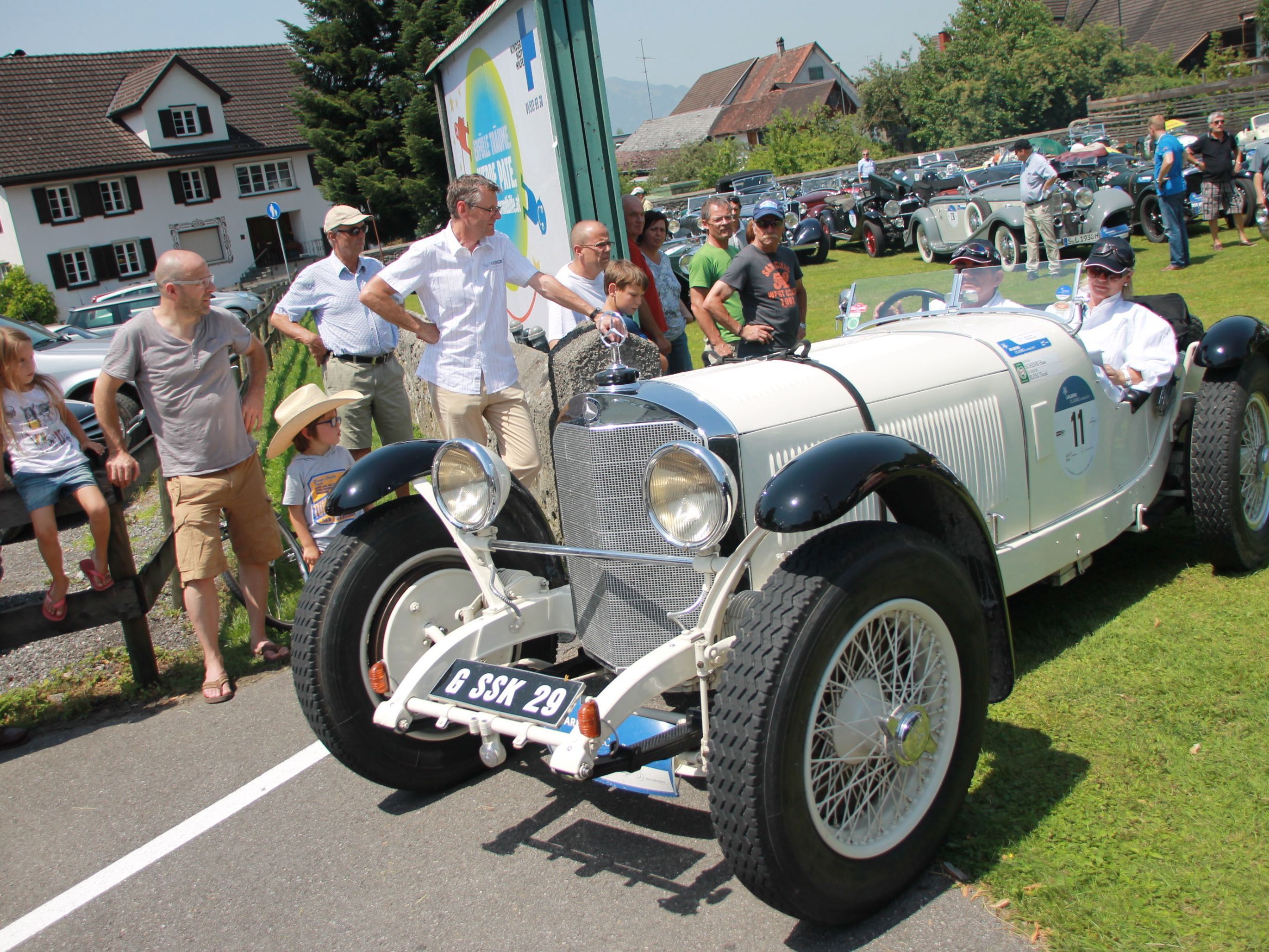 Der Mercedes-Benz SSK 720 von Dr. Hans Schenk und Traude Blösl bei der Weiterfahrt nach dem Mittagessen im Gasthof Taube. Der Mercedes-Benz SSK 720 von Dr. Hans Schenk und Traude Blösl bei der Weiterfahrt nach dem Mittagessen im Gasthof Taube.