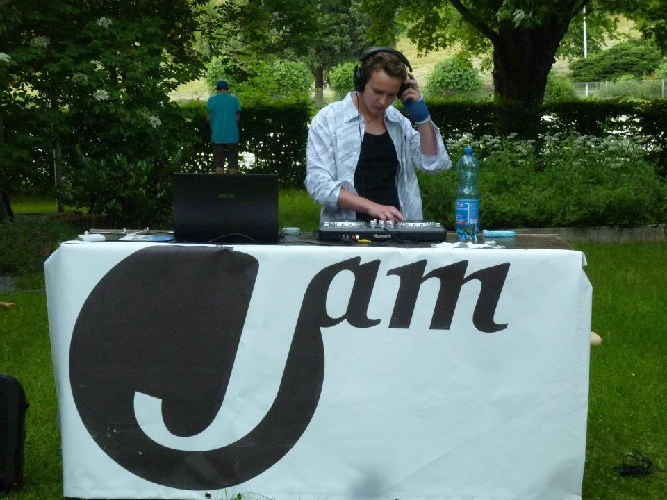 Fabian übt sich am DJ-Pult. Fabian übt sich am DJ-Pult.