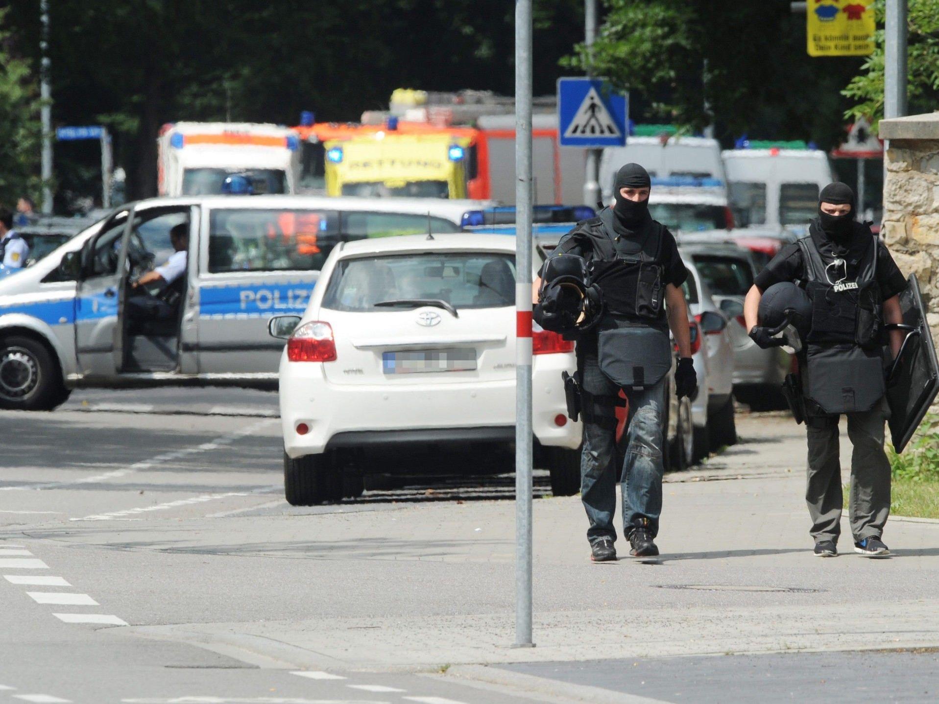 Polizeikräfte im Einsatz bei der Geiselnahme in Karlsruhe.