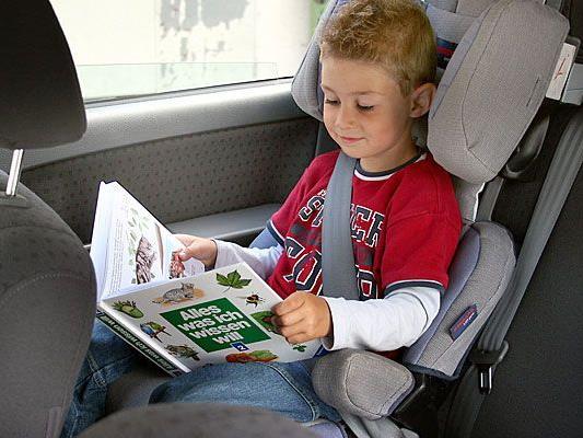 Manche Kinder lesen gerne während einer langen Autofahrt- doch es gibt noch viele andere Tipps und Tricks
