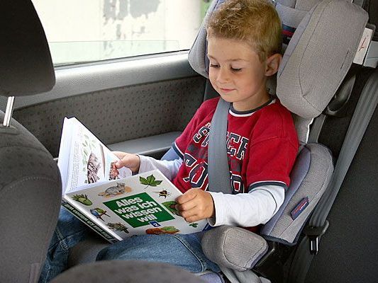Manche Kinder lesen gerne während einer langen Autofahrt- doch es gibt noch viele andere Tipps und Tricks Manche Kinder lesen gerne während einer langen Autofahrt- doch es gibt noch viele andere Tipps und Tricks