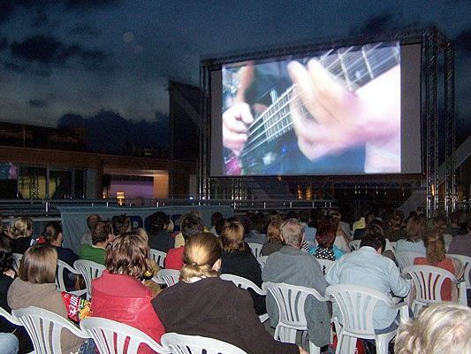 Beim Kino am Dach erwartet die Besucher auch heuer wieder Filmvergnügen über den Dächern Wiens Beim Kino am Dach erwartet die Besucher auch heuer wieder Filmvergnügen über den Dächern Wiens