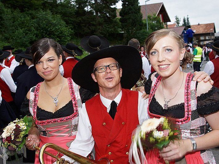Musikant und Festdamen beim Bezirksmusikfest in Krumbach Musikant und Festdamen beim Bezirksmusikfest in Krumbach