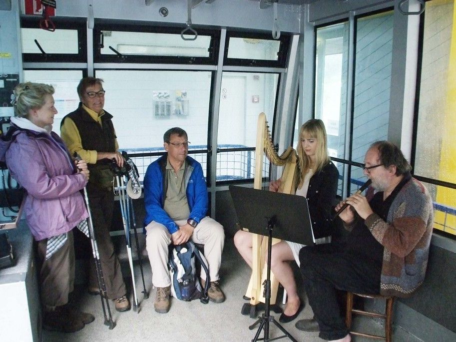 Renaissance-Musik in der Seilbahngondel sorgte bei den Gästen für Verwunderung. Renaissance-Musik in der Seilbahngondel sorgte bei den Gästen für Verwunderung.