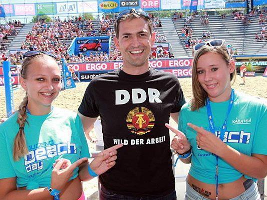 FPK-Soziallandesrat Christian Ragger in einem T-Shirt mit der Aufschrift "DDR - Held der Arbeit" in Klagenfurt