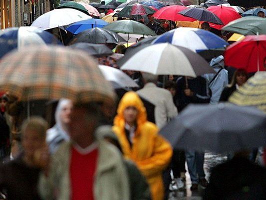 Bei den Wetter-Prognosen fürs Wochenende wird wohl kaum jemand ohne Regenschirm auskommen Bei den Wetter-Prognosen fürs Wochenende wird wohl kaum jemand ohne Regenschirm auskommen