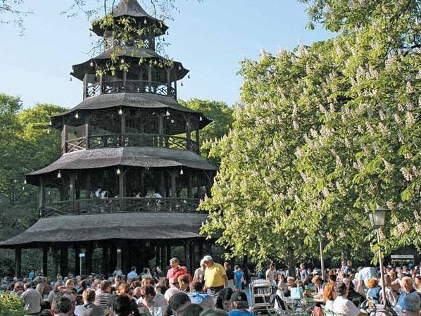 Biergarten am Chinesischen Turm im Englischen Garten in München Biergarten am Chinesischen Turm im Englischen Garten in München
