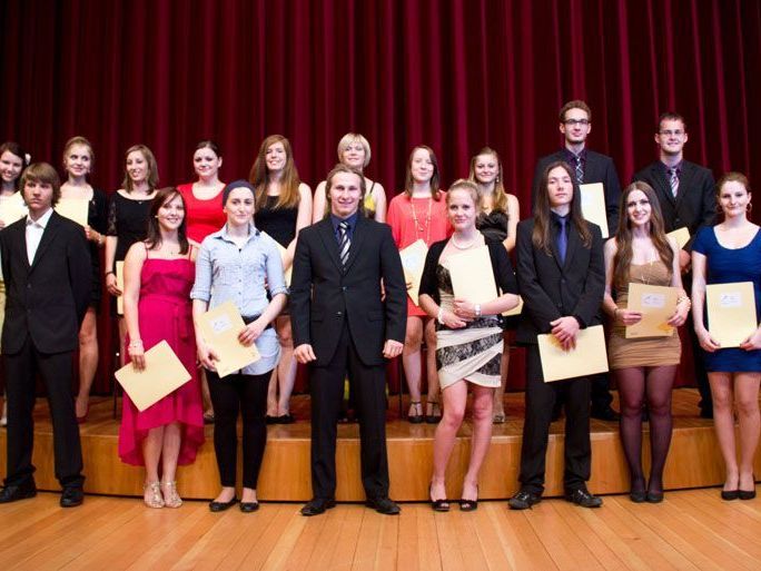 Die Maturanten der 8a des Gymnasium Schillerstraße in Feldkirch Die Maturanten der 8a des Gymnasium Schillerstraße in Feldkirch