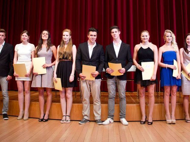 Die Maturanten der 8b des Gymnasium Schillerstraße in Feldkirch Die Maturanten der 8b des Gymnasium Schillerstraße in Feldkirch