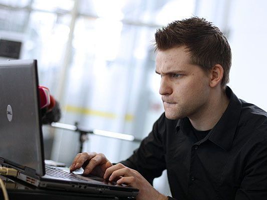 Max Schrems kämpft seit Monaten gegen die umstrittene Datenschutz-Policy auf Facebook Max Schrems kämpft seit Monaten gegen die umstrittene Datenschutz-Policy auf Facebook