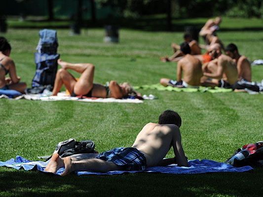 Das anfänglich schöne Sommerwetter am Wochenende wird bald von Gewittern überschattet Das anfänglich schöne Sommerwetter am Wochenende wird bald von Gewittern überschattet