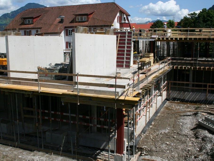 Die Bauarbeiten für das Nenzinger Sozialzentrum liegen gut im Plan. Die Bauarbeiten für das Nenzinger Sozialzentrum liegen gut im Plan.