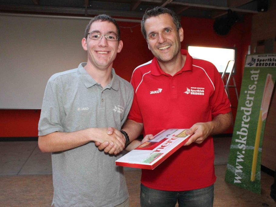 Obmann Thomas Strele verabschiedete Florian Hepberger und dankte ihm für die geleistete Arbeit. Obmann Thomas Strele verabschiedete Florian Hepberger und dankte ihm für die geleistete Arbeit.