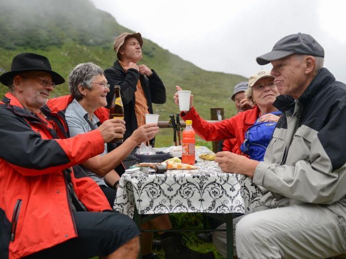 Zum Wohl: Der Durst blieb. Daran änderte auch der Regen nichts. Zum Wohl: Der Durst blieb. Daran änderte auch der Regen nichts.