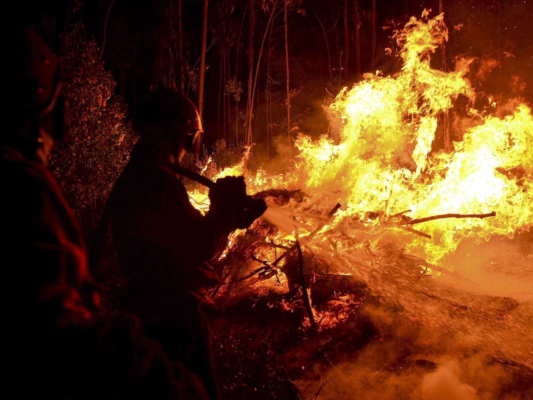 In Südeuropa tobt der Kampf gegen die Flammen.