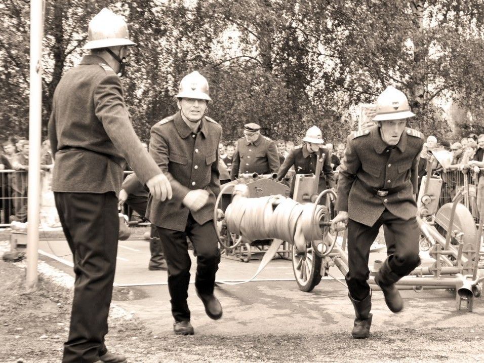Spektakulärer Löschangriff der Nostalgiegruppe der Ortsfeuerwehr Hard beim Feuerwehrfest Spektakulärer Löschangriff der Nostalgiegruppe der Ortsfeuerwehr Hard beim Feuerwehrfest