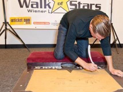 Bryan Adams beim Anfertigen seiner Walk of Stars Platte.