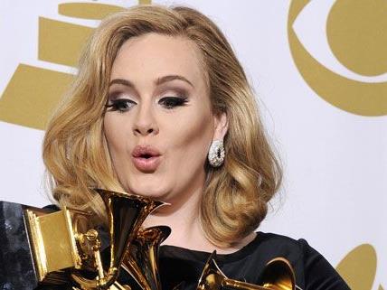 Sängerin Adele - im Bild mit ihren sechs Grammys - will noch vor der Geburt ihres Kindes heiraten.