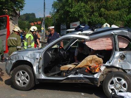 Am Mittwochnachmittag ereignete sich in Puchberg der schwere Unfall, bei dem ein Pkw von einem Zug erfasst wurde.