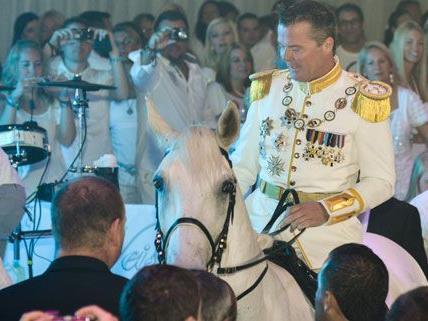 Der Prinz auf dem weißen Pferd - der Auftritt von Marcus von Anhalt beim Weissen Fest in Linz.