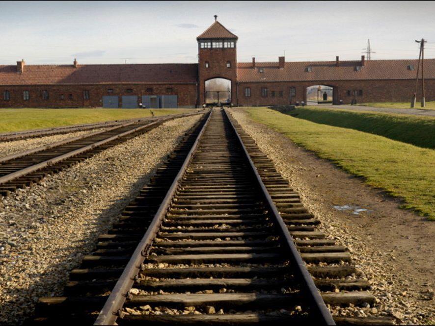 97-jähriger NS-Kriegsverbrecher wegen Juden-Deportation nach Auschwitz gesucht.