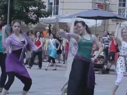 Zahlreiche Tänzer nahmen am Bollywood-Flashmob im MQ teil.