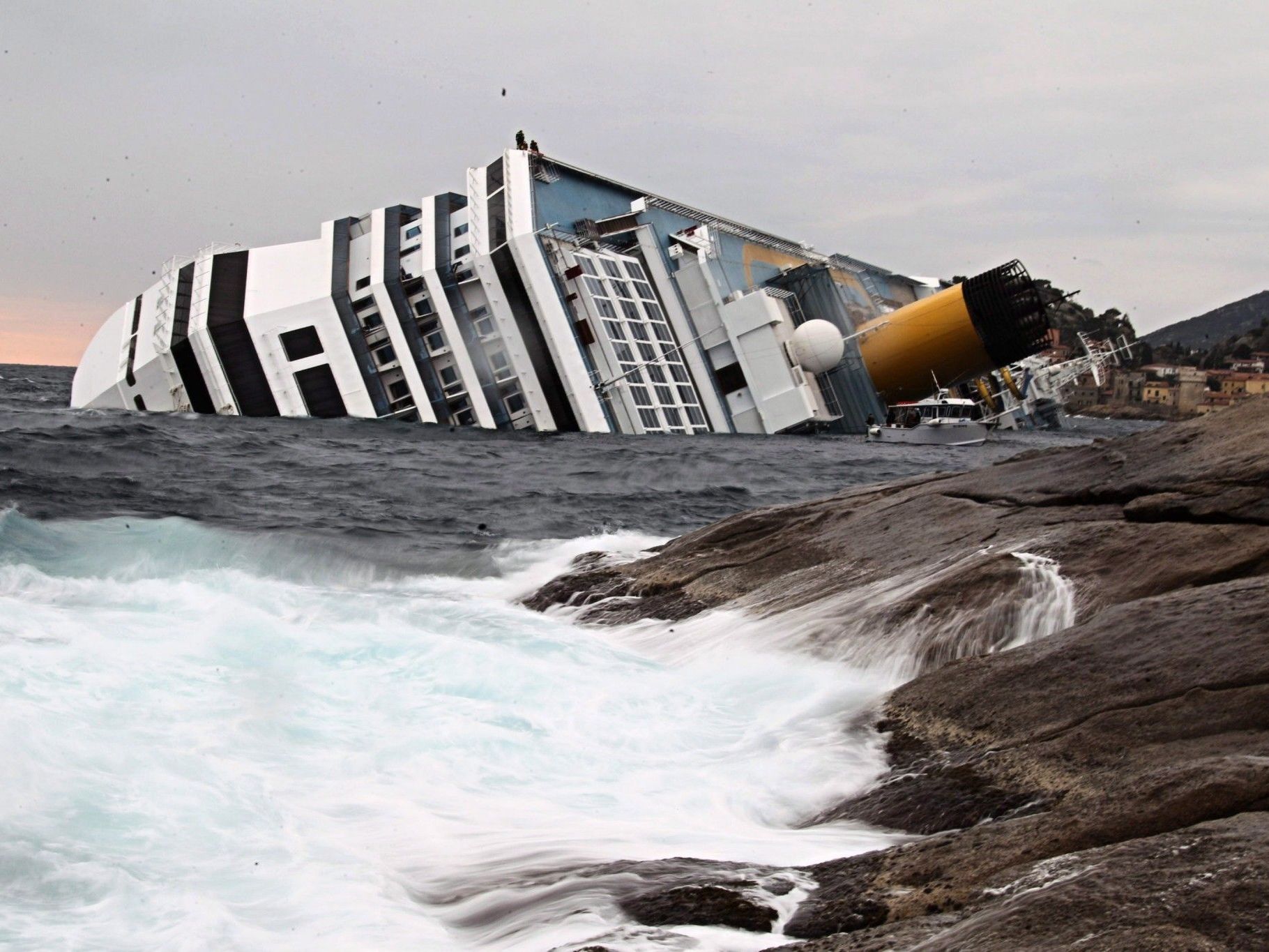 Die Costa Concordia: Zuletzt zeugten die Taten ihres Kapitäns, Francesco Schettino, von wenig männlicher Ritterlichkeit. Die Costa Concordia: Zuletzt zeugten die Taten ihres Kapitäns, Francesco Schettino, von wenig männlicher Ritterlichkeit.