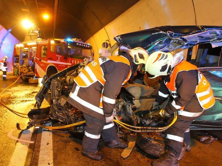 Für einen 52-jährigen Pkw-Lenker kam in der Nacht auf Montag nach einem schweren Unfall jede Hilfe zu spät. Für einen 52-jährigen Pkw-Lenker kam in der Nacht auf Montag nach einem schweren Unfall jede Hilfe zu spät.