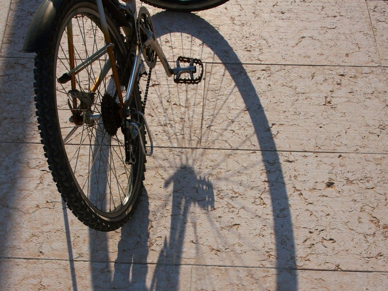 Fahrradfahrer nach Streifer gestürzt. Fahrradfahrer nach Streifer gestürzt.