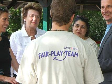 An ihren Shirts und Taschen sind die Mitarbeiter der Fair Play-Teams leicht erkennbar.