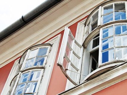 Die alkoholisierte Mutter hatte nicht einmal bemerkt, dass ihr Kind aus dem Fenster gestürzt war. Die alkoholisierte Mutter hatte nicht einmal bemerkt, dass ihr Kind aus dem Fenster gestürzt war.