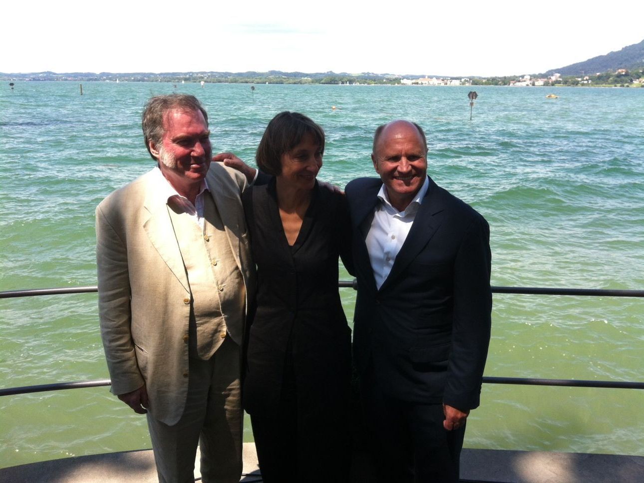 Nach der Pressekonferenz am Bodensee: David Pountney, Elisabeth Sobotka und Hans-Peter Metzler (v.l.) Nach der Pressekonferenz am Bodensee: David Pountney, Elisabeth Sobotka und Hans-Peter Metzler (v.l.)