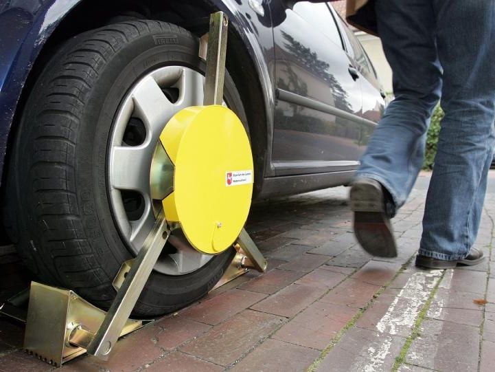 Das kann notorischen Falschparkern in Wien ab September passieren: die Parkkralle Das kann notorischen Falschparkern in Wien ab September passieren: die Parkkralle