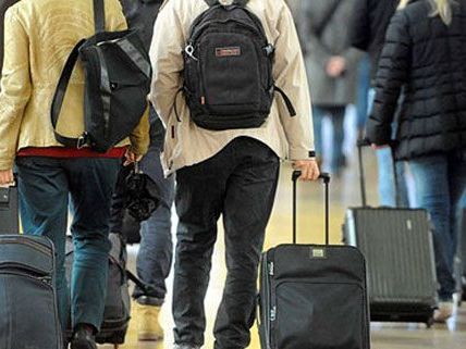 Passagiere saßen in der Nacht am Flughafen Wien-Schwechat fest. Passagiere saßen in der Nacht am Flughafen Wien-Schwechat fest.