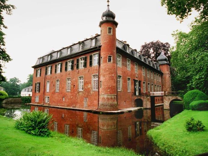Schloss Gymnich bei Bonn war 1998 von der Kelly Family gekauft worden.
